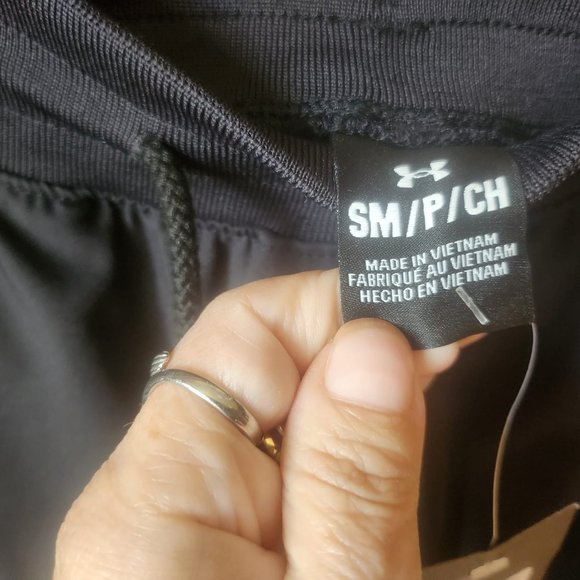 UNDER ARMOUR MEN'S FITTED JOGGERS SIZE SMALL RV $90 BLACK ~ NWT - Picture 2 of 4